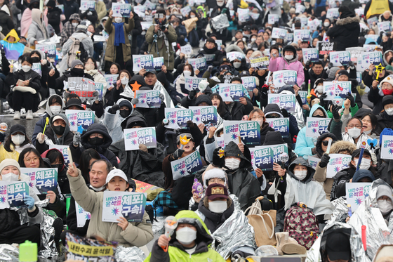 Protesters demanding the arrest and impeachment of President Yoon Suk Yeol rally near the presidential residence in Yongsan District, central Seoul, on Jan. 5, a day before the arrest warrant expires. [YONHAP] 