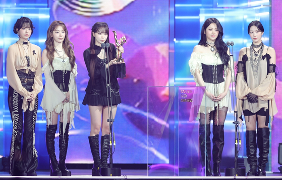 Girl group Le Sserafim speaks after winning the popular vote award at the 39th Golden Disc Awards held at the Mizuho PayPay Dome in Fukuoka, Japan, on Jan. 4. The award was given wholly based on fan votes. [GOLDEN DISC AWARDS ORGANIZING COMMITTEE]