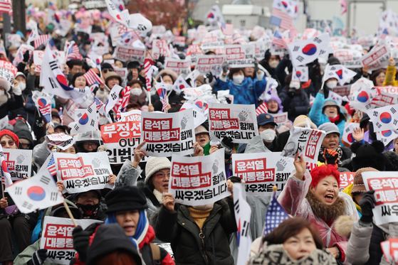 Protesters opposing the arrest and impeachment of President Yoon Suk Yeol rally near the presidential residence in Yongsan District, central Seoul, on Jan. 5, a day before the warrant expires. [YONHAP]