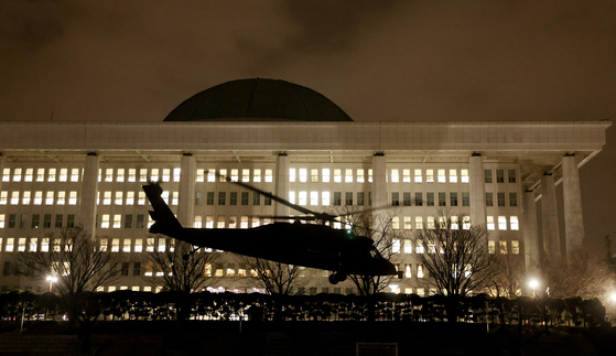 A helicopter carrying troops lands at the National Assembly compound in Yeouido, western Seoul, early Dec. 4. [JOONGANG ILBO] 
