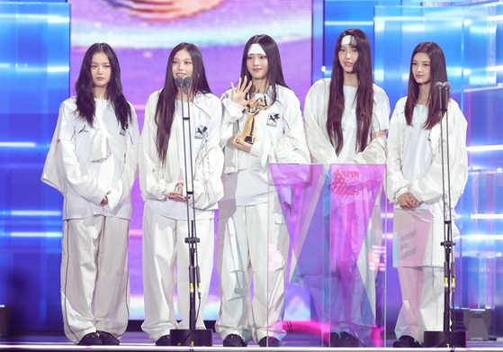 NewJeans thanks fans and staff after winning the Cosmopolitan Award at the 39th Golden Disc Awards on Jan. 4. [GOLDEN DISC AWARDS ORGANIZING COMMITTEE]