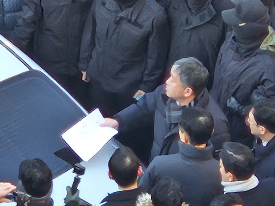 Military personnel from the Capital Defense Command block investigators from the Corruption Investigation Office for High-ranking Officials near the presidential residence in Hannam-dong, central Seoul, on Jan. 3. [NEWS1]