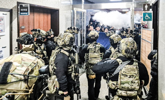 Military forces mobilized under Martial Law attempt to enter the National Assembly to get inside the chamber on Dec. 4 in Yeouido, in western Seoul. [YONHAP] 