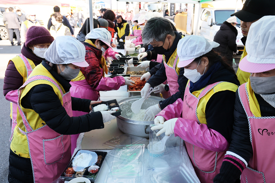 Volunteers distribute food to other workers and bereaving families at the parking lot of Muan International Airport in South Jeolla on Jan. 4. [NEWS1]