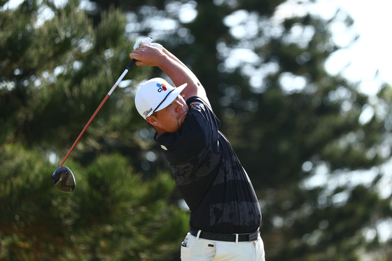 Im Sung-jae hits a shot during the final round of The Sentry at Plantation Course at Kapalua Golf Club on Jan. 5 in Kapalua, Hawaii. [AFP/YONHAP]