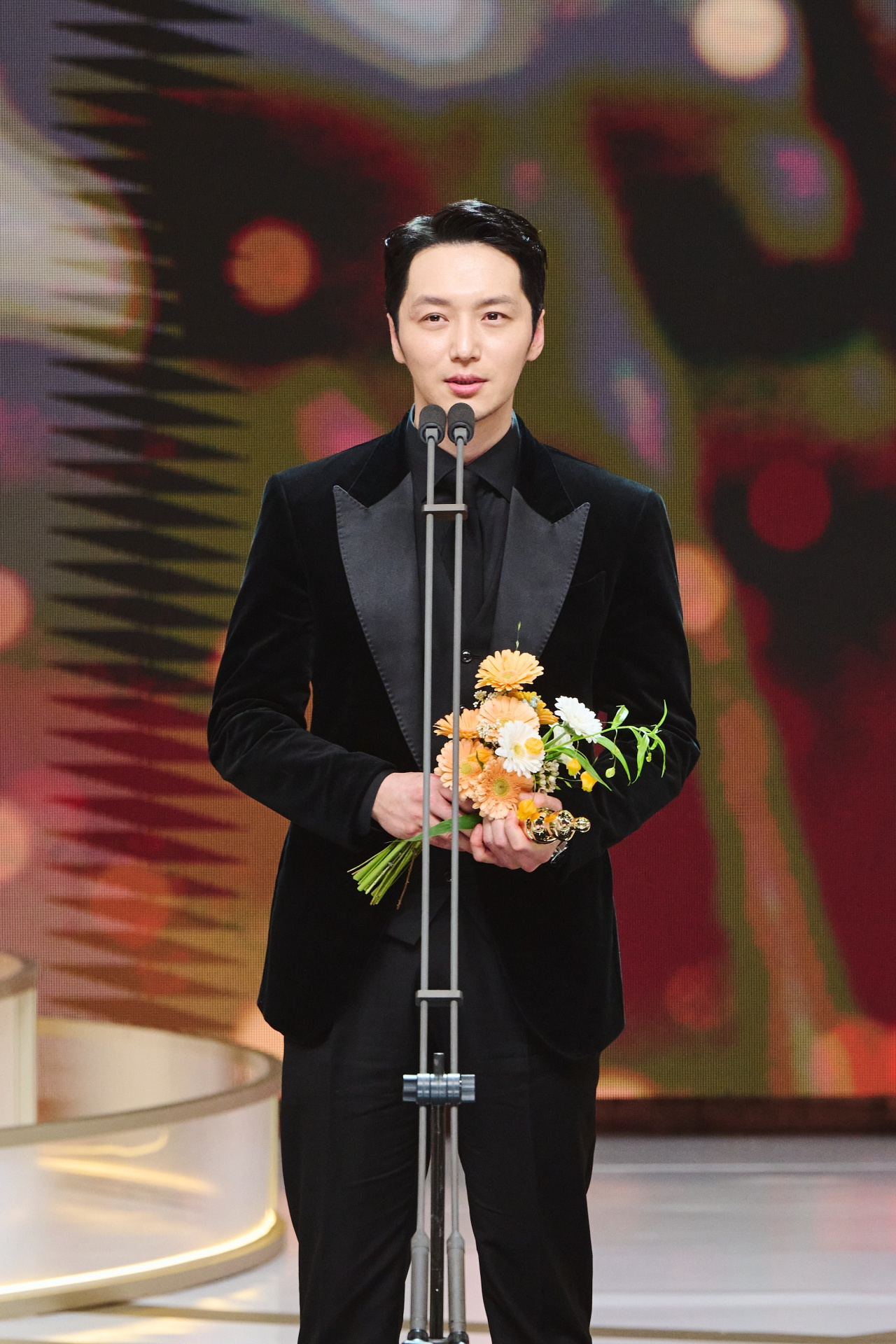 Actor Byun Yo-han delivers his acceptance speech at the MBC Drama Awards on Dec. 30. [MBC]