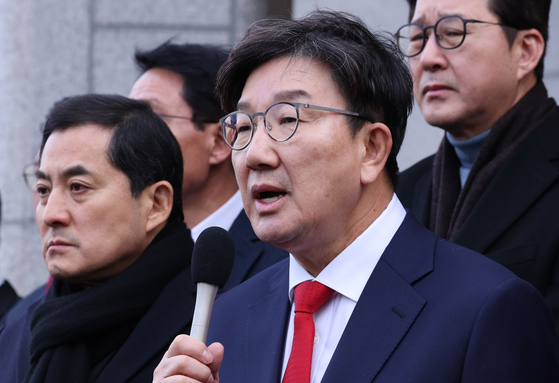 People Power Party floor leader Rep. Kweon Seong-dong speaks outside the Constitutional Court in Jongno District, central Seoul, after visiting the court to lodge a complaint on Jan. 6. [NEWS1] 
