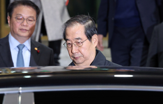 Prime Minister Han Duck-soo leaves the Seoul Government Complex in Jongno District, central Seoul, after the impeachment motion against him was passed at the National Assembly plenary session on Dec. 27, 2024. [JOINT PRESS CORPS]