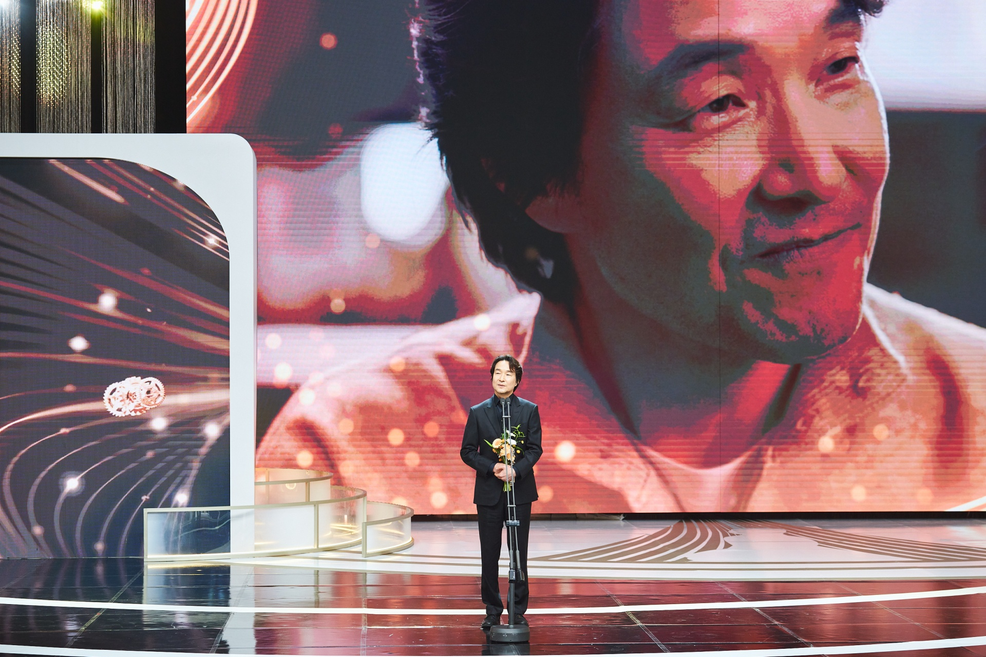 Actor Han Seok-kyu delivers his acceptance speech at the MBC Drama Awards on Dec. 30. [MBC]