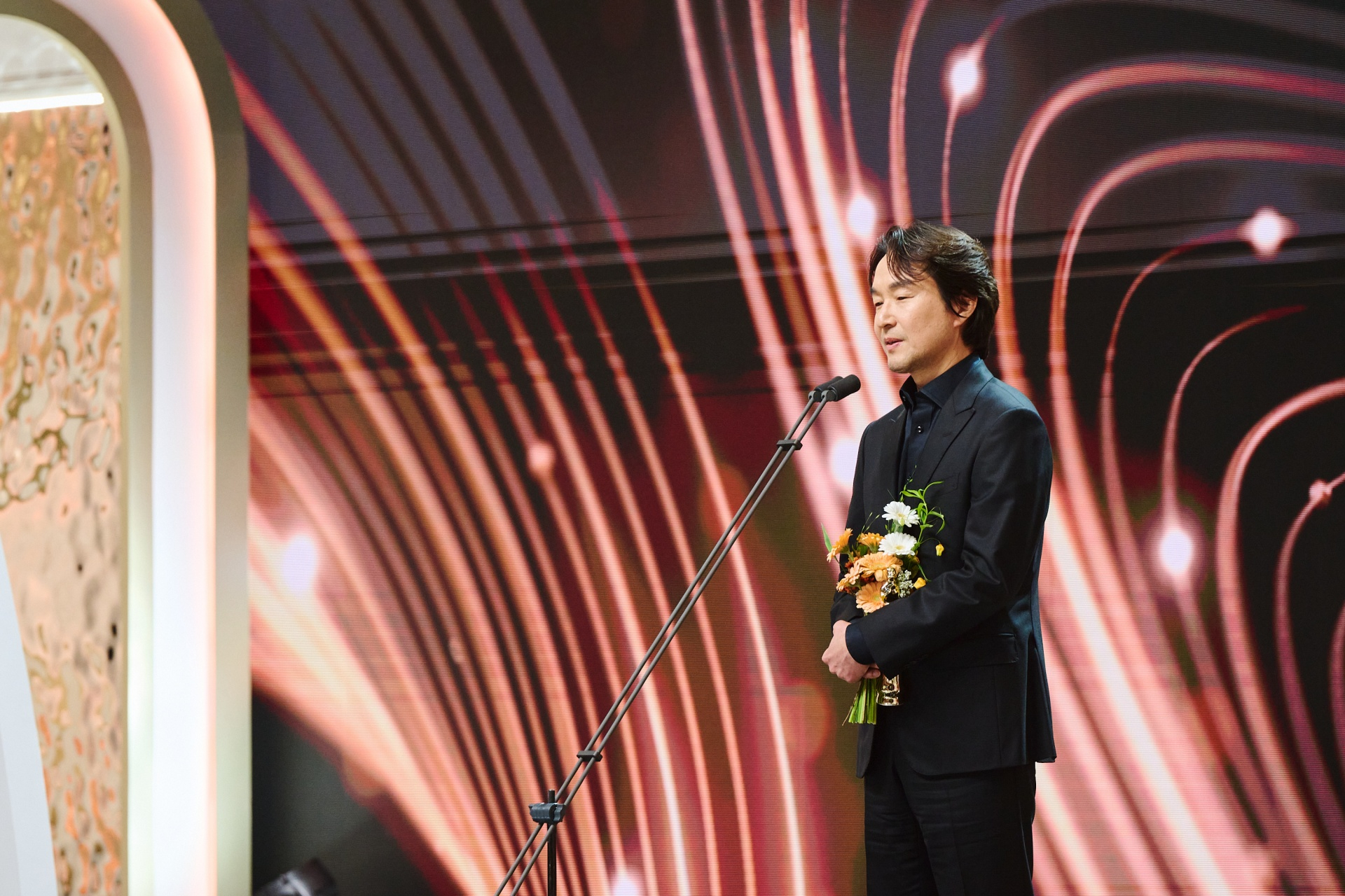 Actor Han Seok-kyu delivers his acceptance speech at the MBC Drama Awards on Dec. 30, 2024. [MBC]