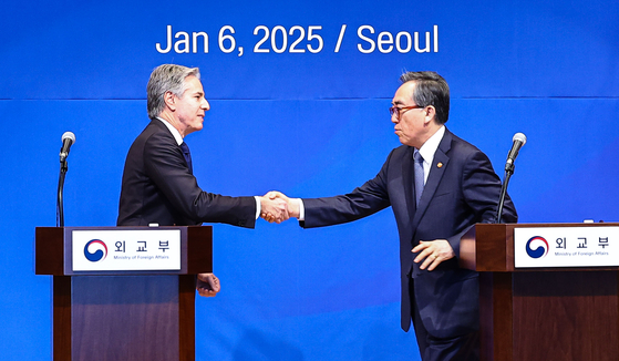 South Korean Foreign Minister Cho Tae-yul, right, shakes hands with U.S. Secretary of State Antony Blinken after a joint press conference at the government complex in Seoul on Jan. 6. [KIM JONG-HO]