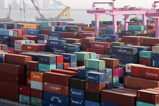 Shipping containers are piled up at Incheon Port on Jan. 1. [NEWS1]