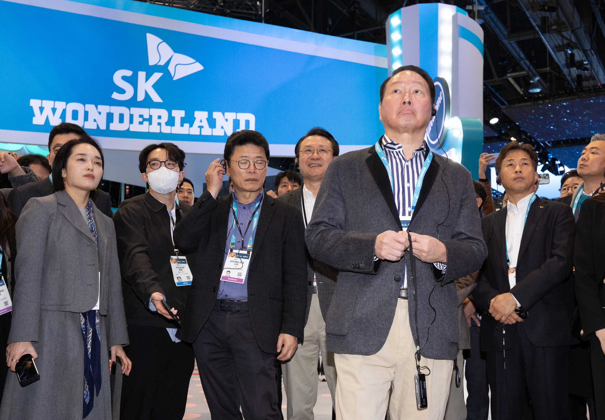 SK Chairman Chey Tae-won, fourth from left in the front row, examines SK's booth at CES 2024 in Las Vegas on Jan. 9, 2024. [NEWS1]