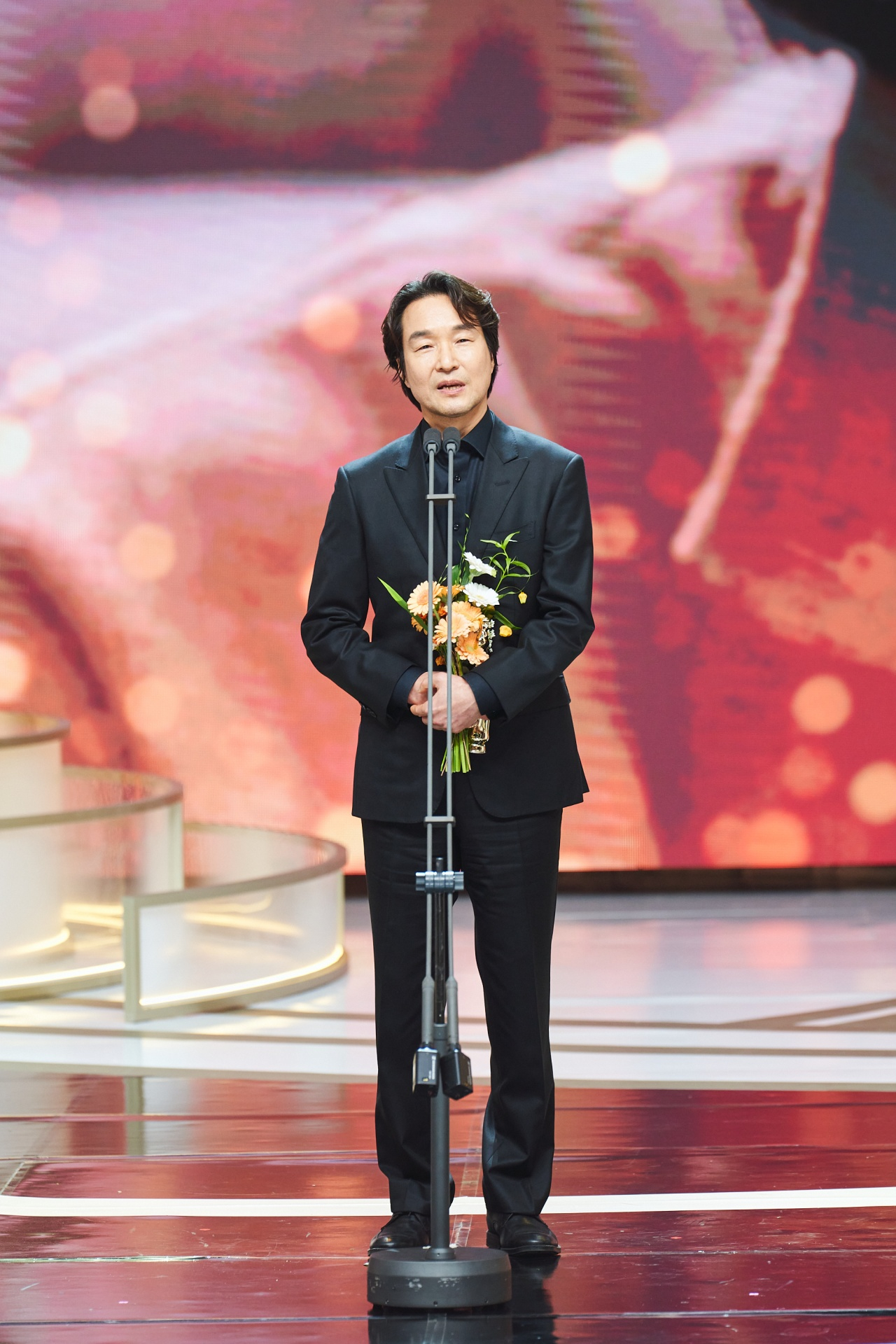 Actor Han Seok-kyu delivers his acceptance speech at the MBC Drama Awards on Dec. 30. [MBC]