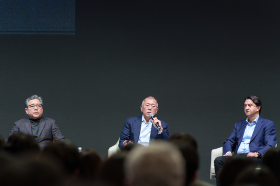 From left, Hyundai Motor Group Vice Chair Chang Jae-hoon, Hyundai Motor Group Executive Chair Euisun Chung and Hyundai Motor President and CEO José Muñoz on Monday's New Year event held at the Hyundai Motorstudio Goyang in Goyang, Gyeonggi. [CHO YONG-JUN]