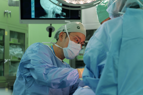 Prof. Kim Byung-jun performs surgery to extend a pediatric patient's skull on Dec. 30, 2024. [SEOUL NATIONAL UNIVERSITY HOSPITAL]