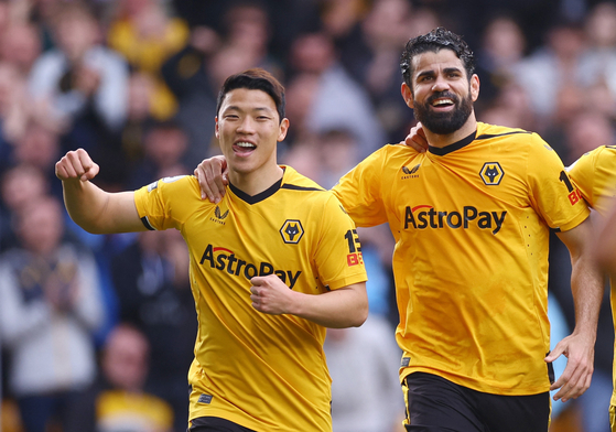Wolverhampton Wanderers forward, left, celebrates scoring during a Premier League match against Brentford at Molineux Stadium in England on April 23, 2023. [REUTERS/YONHAP] 
