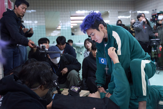 A behind-the-scenes photo featuring actor Choi Seung-hyun from Netflix's series ″Squid Game″ (2021-) [NETFLIX]