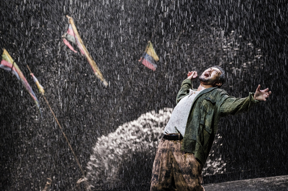 A scene from “Manseon: The Yearning of a Fisherman,″ set to return to the stage from March 6 to 30 at the Myeongdong Theater in central Seoul. [NATIONAL THEATER COMPANY OF KOREA] 