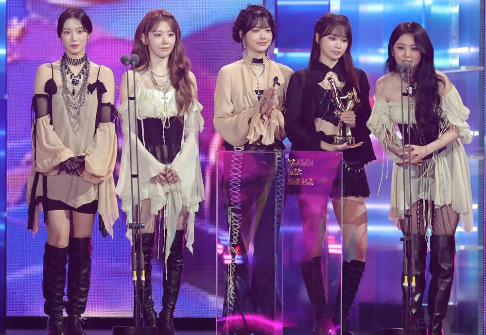 Le Sserafim delivers its acceptance speech at the 39th Golden Disc Awards, which took place on Jan. 4 and 5 at the Mizuho PayPay Dome in Fukuoka, Japan. [GOLDEN DISC AWARDS ORGANIZING COMMITTEE]