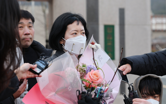 Kim Shin-hye speaks to the press after she was released from Jangheung Prison in South Jeolla on Jan. 6. [YONHAP]