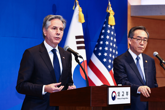 South Korean Foreign Minister Cho Tae-yul, right, holds a joint press conference with U.S. Secretary of State Antony Blinken at the government complex in Seoul on Jan. 6. [KIM JONG-HO]