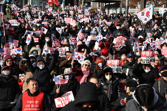 Protesters opposing the impeachment of President Yoon Suk Yeol rally near the presidential residence in Hannam-dong, central Seoul, on Jan. 7. [YONHAP] 