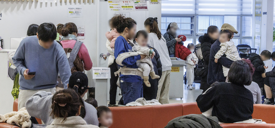A pediatric hospital in Seongbuk District, northern Seoul, is packed with young patients and their guardians on Monday afternoon. [YONHAP]