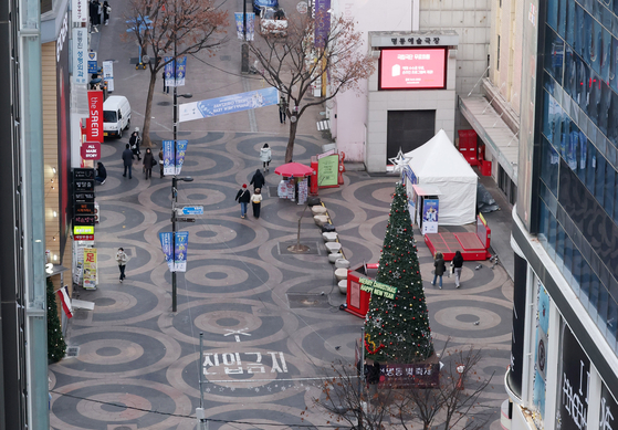 A street in Myeong-dong, central Seoul, appears largely empty on Dec. 23. [NEWS1]