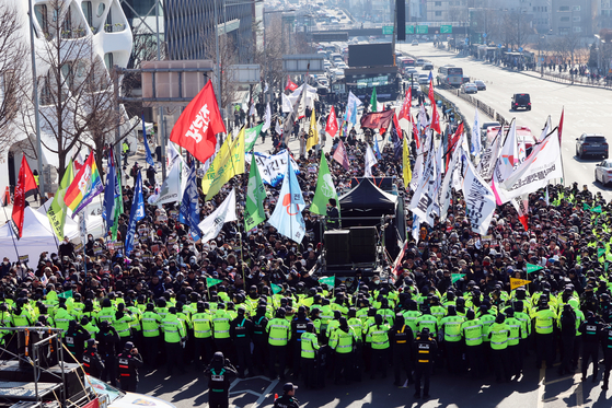 Police block protesters calling for the arrest of impeached President Yoon Suk Yeol near the presidential residence in Yongsan District, central Seoul, on Jan. 4. [NEWS1] 