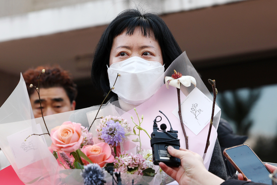 Kim Shin-hye speaks to the press after she was released from Jangheung Prison in South Jeolla on Jan. 6. [YONHAP]