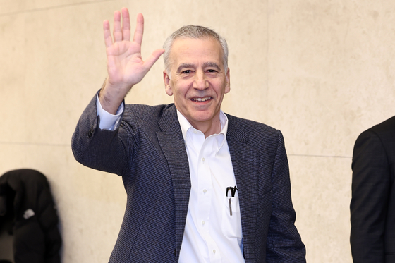U.S. Ambassador to South Korea Philip Goldberg waves as he leaves after completing his term as ambassador at Incheon International Airport on Jan. 7. [NEWS1] 
