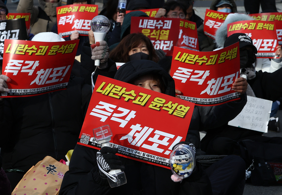 Protesters demanding the arrest and impeachment of President Yoon Suk Yeol rally near the presidential residence in Yongsan District, central Seoul, on Jan. 7. [YONHAP] 