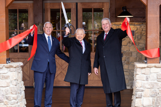 Pastor Kim Jang-hwan, known as Billy Kim, center, chairman of Far East Broadcasting Company, and former U.S. Vice President Mike Pence, left, attend the dedication ceremony for the newly named "Billy Kim Hall" at the Billy Graham Library in Charlotte, North Carolina, on Dec. 14, 2022. [YONHAP]