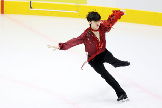 Cha Jun-hwan competes during the Korean Figure Skating Championships at Uijeongbu Indoor Ice Rink in Uijeongbu, Gyeonggi on Jan. 5. [NEWS1]