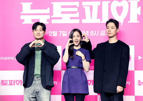 The cast and director of Coupang Play's new zombie series ″Newtopia″ pose for photos during a press conference held at Conrad Seoul in Yeongdeungpo Distrct, western Seoul, on Tuesday. From left are director Yoon Sung-hyun, Blackpink's Jisoo and actor Park Jeong-min [NEWS1]