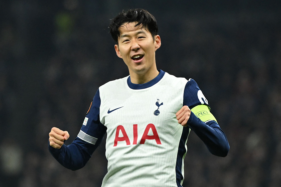 Son Heung-min celebrates after scoring from the penalty spot during a Europa League match against Roma at the Tottenham Hotspur Stadium in London on Nov. 28, 2024.  [AFP/YONHAP]