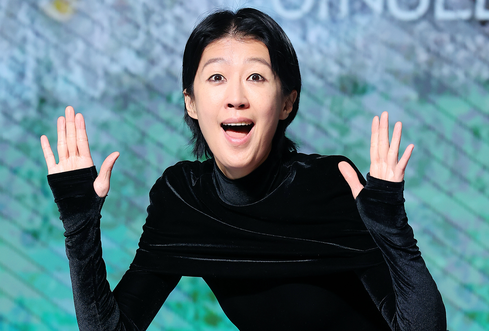 Hong Jin-kyung poses for photos at a press conference held on Jan. 8 at Hotel Naru Seoul MGallery in Mapo District, western Seoul. [NEWS1]