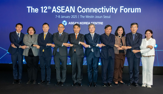 Attendees including Secretary-general of the Asean-Korea Centre Kim Jae-shin, center left, and Deputy Minister for Economic Affairs of Seoul’s Foreign Ministry Kim Hee-sang, center right, pose for a group photo during the 12th Asean Connectivity Forum held at Westin Josun Seoul on Jan. 8. [ASEAN-KOREA CENTRE]