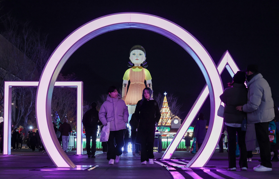 People walk by the Younghee statue at Gwanghwamun in central Seoul [NEWS1]