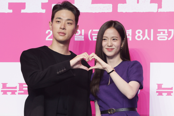 The cast of Coupang Play's new zombie series ″Newtopia″ pose for photos during a press conference held at Conrad Seoul in Yeongdeungpo Distrct, western Seoul, on Tuesday. From left are actor Park Jeong-min and Blackpink's Jisoo [YONHAP]