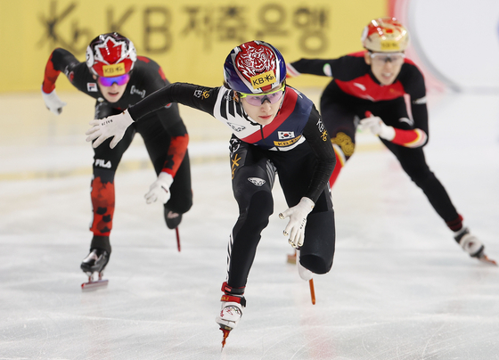 Choi Min-jeong, center, races at the 2024-2025 International Skating Union (ISU) Short Track World Tour Seoul meet at Mokdong Ice Rink in western Seoul on Dec. 15, 2024.  [YONHAP]