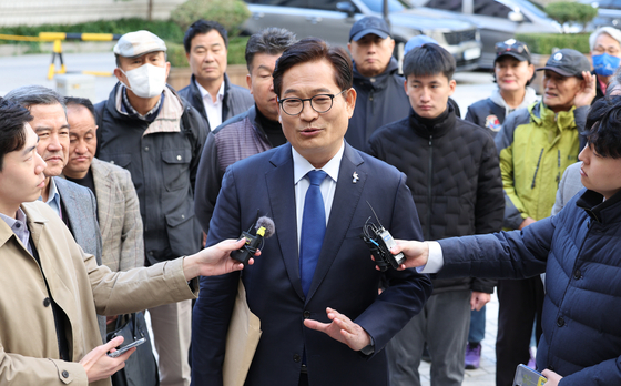 Former Democratic Party (DP) leader Song Young-gil speaks to reporters as he arrives at the Seoul Central District Court in Seocho District, southern Seoul, on Nov. 6, 2024. [NEWS1] 