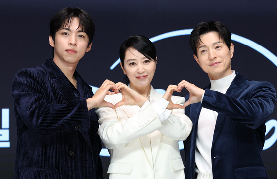 The cast poses for photos during a press conference for upcoming Disney+ crime series ″Unmasked″ held in Yeongdeungpo District, western Seoul, on Dec. 8. From left are actors Joo Jong-hyuk, Kim Hye-soo and Jung Sung-il [NEWS1]
