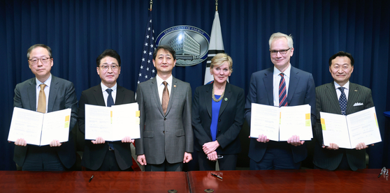 Signatories at the singing of the ″Inter-Agency MOU on Principles for Korea-U.S. Nuclear Energy Exports and Cooperation,″ including Korean Trade Minister Ahn Duk-geun, third from left, and U.S. Secretary of Energy Jennifer Granholm, third from right, pose for a photo at the Department of Energy headquarters in Washington on Jan. 8. [NEWS1]