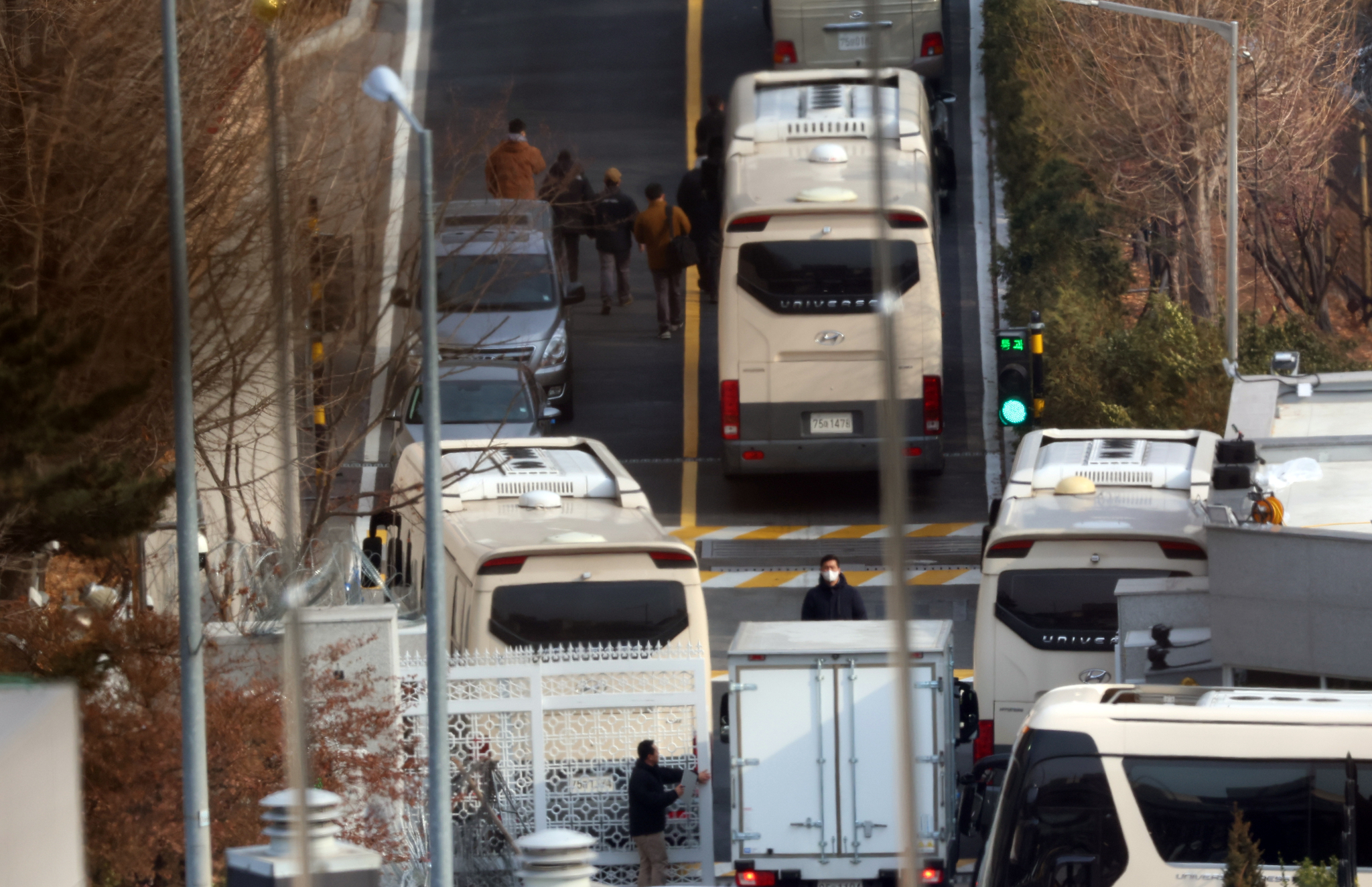 Officials walk near the presidential residence in Hannam-dong, Yongsan District, central Seoul, on Jan. 8. [NEWS1]