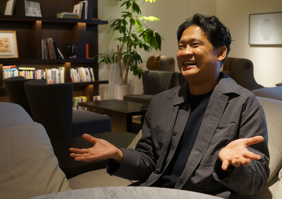 Lee Hyeong-ki, senior manager of content strategy at Shinsegae, talks with the JoongAng Daily in an interview at Shinsegae's offices in Gangnam District, southern Seoul, on Jan. 2. Lee coordinates projects with advertisers who are interested in airing videos at Shinsegae Square. [KIM JU-YEON]