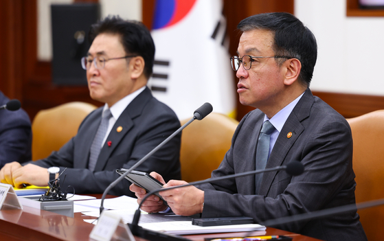 Acting President Choi Sang-mok speaks at a meeting at the government complex in Jongno District, central Seoul, on Jan. 9. [JOINT PRESS CORPS]