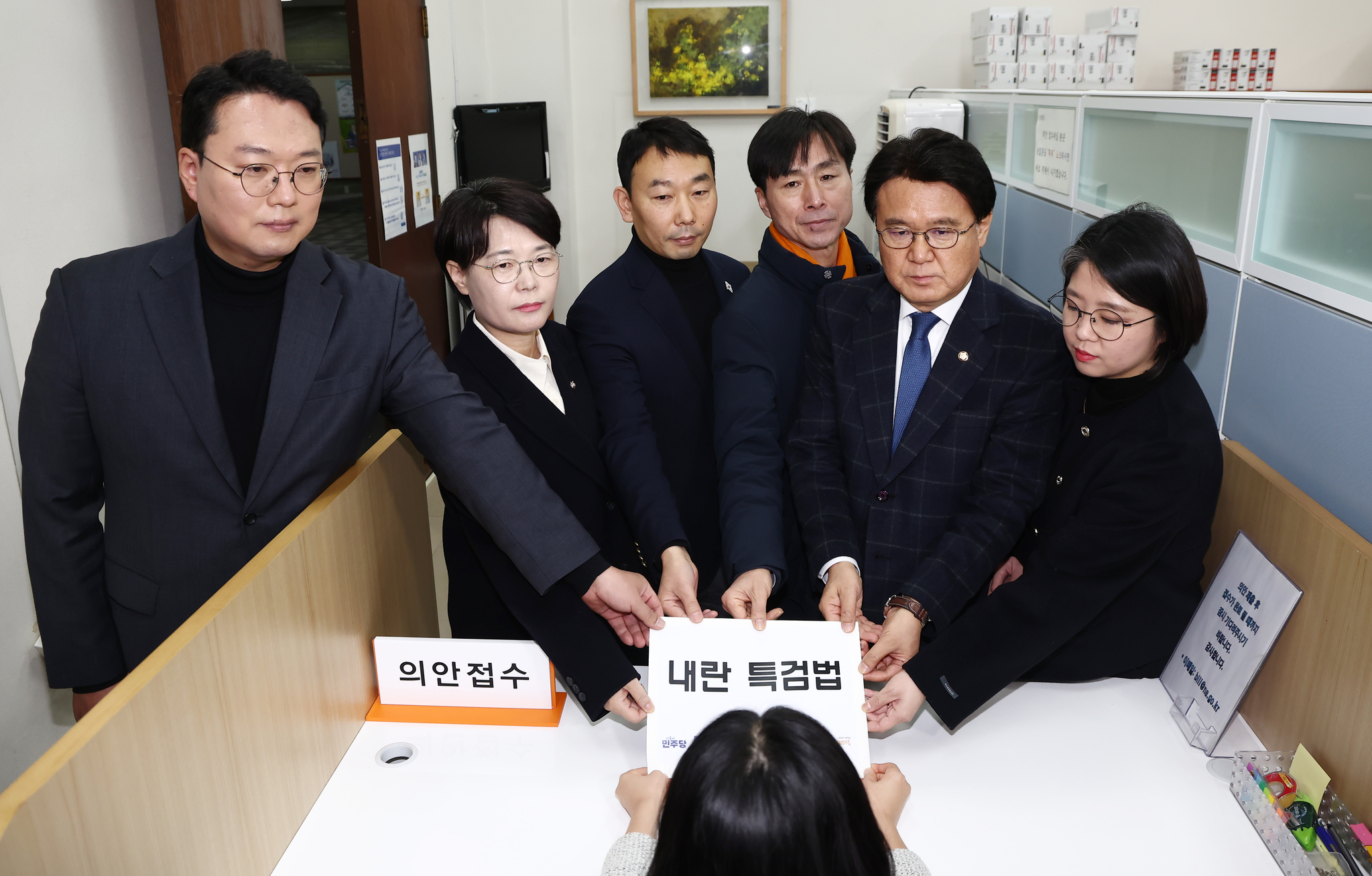 From left: Rep. Chun Ha-ram of the Reform Party, Rep. Chun Jong-duk of the Progressive Party, Rep. Kim Yong-min of the Democratic Party, Rep. Han Chang-min of the Social Democratic Party, Rep. Hwang Un-ha of the Rebuilding Korea Party and Rep. Yong Hye-in of the Basic Income Party submit a new bill to establish a special counsel probe into President Yoon Suk Yeol at the National Assembly in Yeouido, western Seoul, on Jan. 9. [NEWS1]