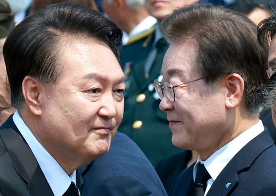 President Yoon Suk Yeol, left, and Democratic Party leader Lee Jae-myung attend a Memorial Day commemoration ceremony on June 6, 2024. [YONHAP]